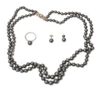 A black cultured pearl suite