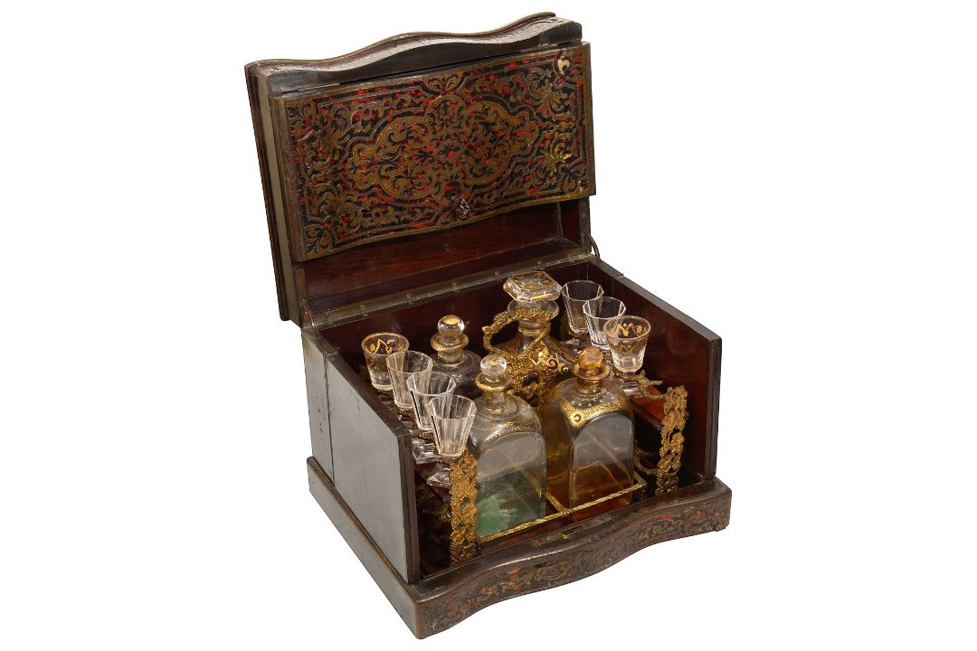 A tortoiseshell and brass inlaid boulle and ebonised decanter box - Image 2 of 4