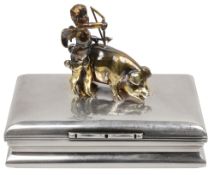 An Elizabeth II silver snuff box