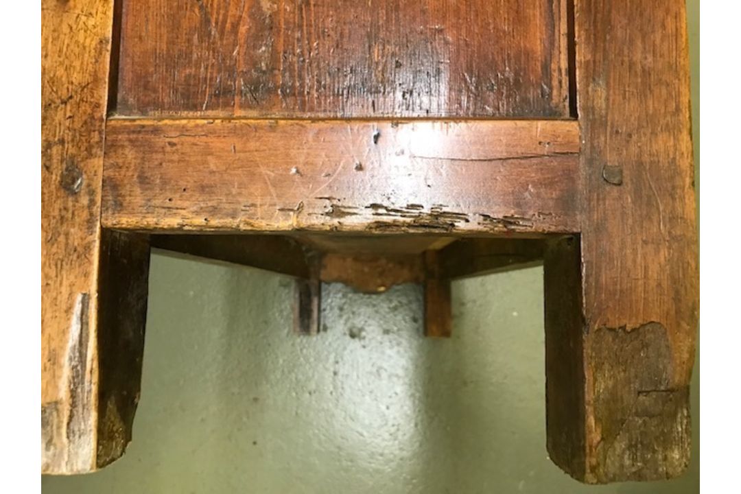 A small walnut box seat settle, Continental - Image 5 of 5