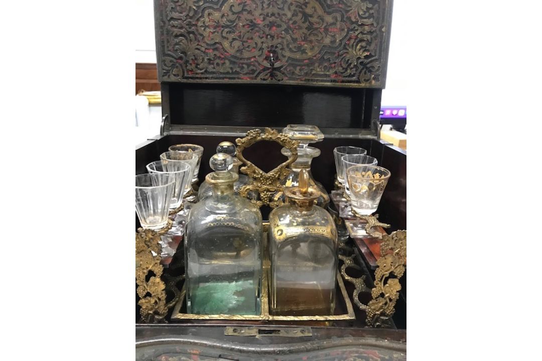 A tortoiseshell and brass inlaid boulle and ebonised decanter box - Image 3 of 4