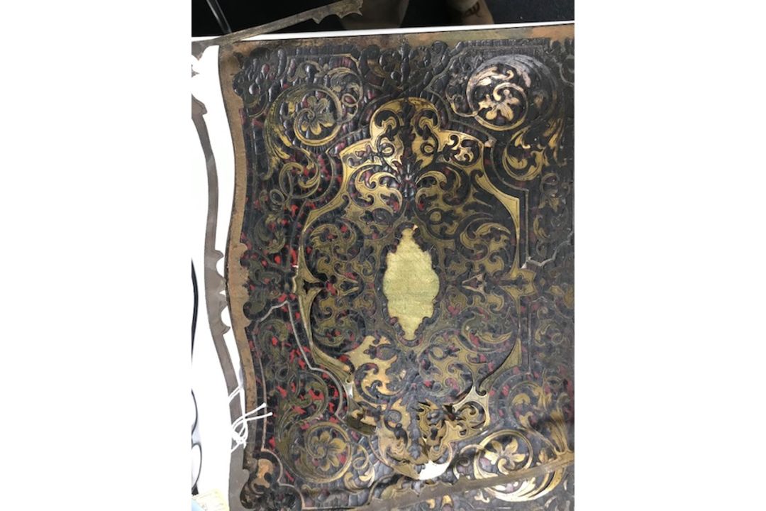A tortoiseshell and brass inlaid boulle and ebonised decanter box - Image 4 of 4