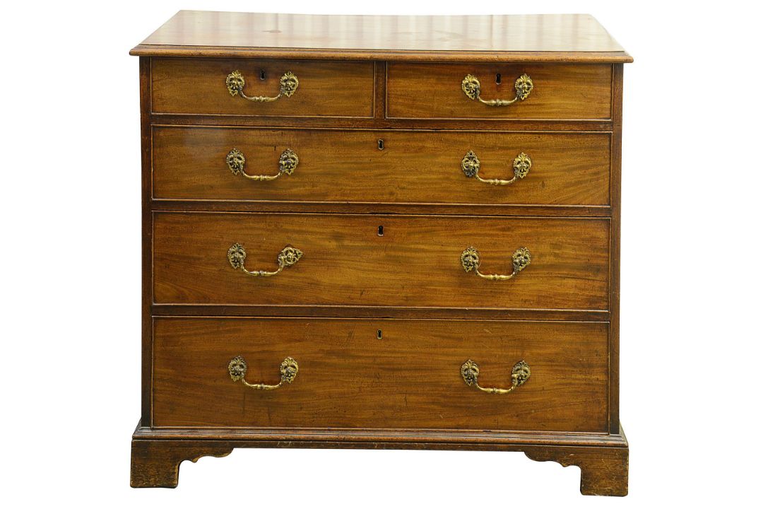 A George III mahogany chest of drawers - Image 1 of 3