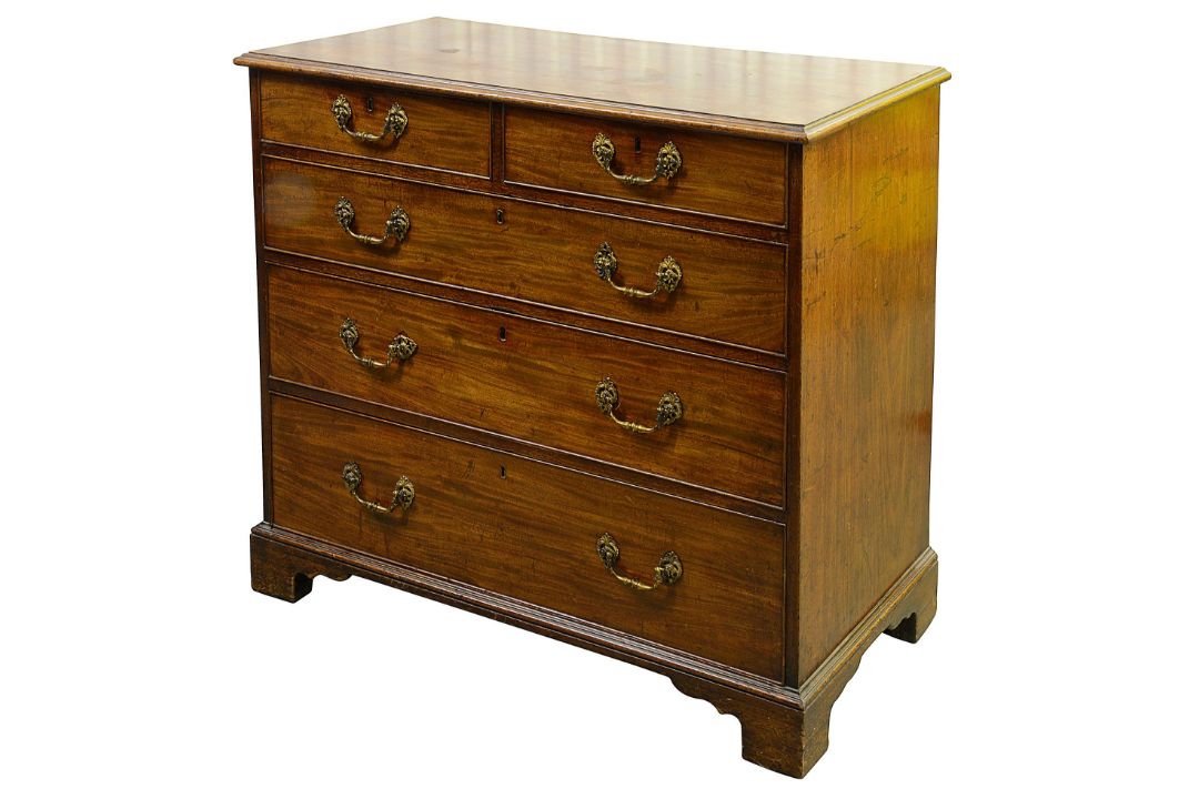 A George III mahogany chest of drawers - Image 2 of 3
