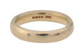 A 14ct gold wedding band