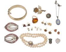 A collection of costume jewellery