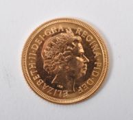 QUEEN ELIZABETH II 2000 22CT GOLD HALF SOVEREIGN