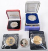 ASSORTMENT OF 20TH CENTURY COMMEMORATIVE UK & FOREIGN COINS