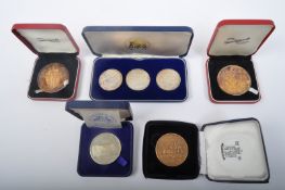 COLLECTION OF UK COMMEMORATIVE SILVER & OTHER COINS / MEDALS