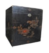 EARLY 20TH CENTURY CHINESE CHINOISERIE LAQUERED TEA BOX