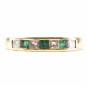 18CT GOLD DIAMOND & EMERALD RING