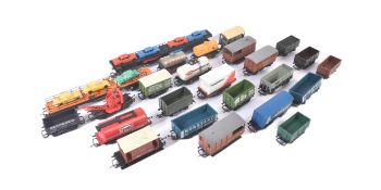 COLLECTION OF ASSORTED OO GAUGE MODEL RAILWAY ROLLING STOCK