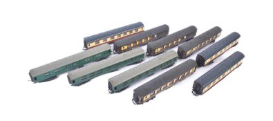COLLECTION OF ASSORTED OO GAUGE MODEL RAILWAY CARRIAGES