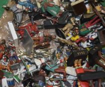 LARGE COLLECTION OF VINTAGE LEAD TOY SOLDIERS