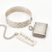 COLLECTION OF ASSORTED HALLMARKED SILVER JEWELLERY