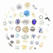 COLLECTION OF ASSORTED VINTAGE & LATER COSTUME BROOCHES