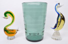 WHITEFRIARS RIBBED GREEN VASE & MURANO GLASS BIRDS