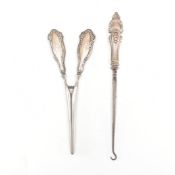 GEORGE V SILVER HALLMARKED BUTTON HOOK & A GLOVE STRETCHER