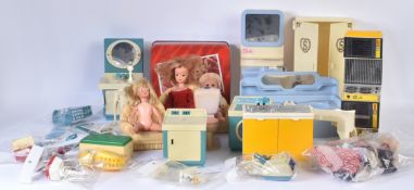 SINDY - COLLECTION OF VINTAGE PEDIGREE SINDY DOLL ITEMS