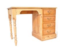 20TH CENTURY PINE FARMHOUSE STYLE KNEEHOLE DESK