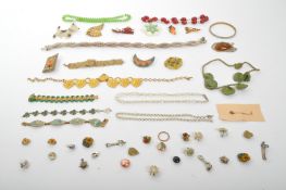 A COLLECTION OF VINTAGE COSTUME JEWELLERY