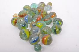 ASSORTMENT OF VINTAGE MULTI COLOURED MARBLES