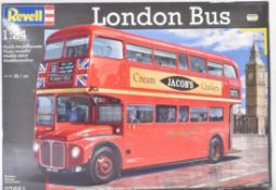 REVELL 1/24 SCALE PLASTIC MODEL KIT - LONDON BUS