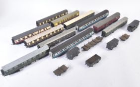 COLLECTION OF ASSORTED OO GAUGE MODEL RAILWAY CARRIAGES