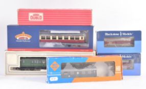 COLLECTION OF ASSORTED OO GAUGE MODEL RAILWAY CARRIAGES