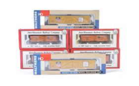 COLLECTION OF ASSORTED HO / OO GAUGE MODEL RAILWAY ROLLING STOCK