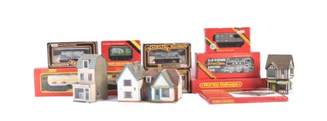 COLLECTION OF OO GAUGE MODEL RAILWAY LOCOS & ACCESSORIES