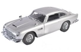 JAMES BOND 1:8 SCALE ASTON MARTIN