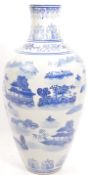 20TH CENTURY CHINESE ORIENTAL CERAMIC BLUE & WHITE VASE