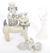 VINTAGE 20TH CENTURY STEM VASE IN THE FORM OF FU DOG