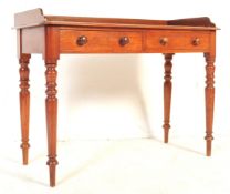 A VICTORIAN MAHOGANY 2 DRAW PEMBROKE TABLE