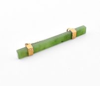VINTAGE NEPHRITE & YELLOW METAL BAR BROOCH PIN