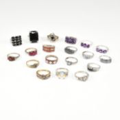 COLLECTION OF ASSORTED SILVER & WHITE METAL RINGS