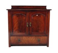 AN EARLY 20TH CENTURY EDWARDIAN MAHOGANY WASH STAND