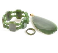 GROUP OF VINTAGE NEPHRITE JADE JEWELLERY
