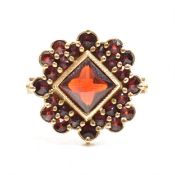 9CT GOLD & GARNET CLUSTER RING