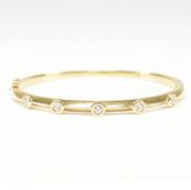 18CT GOLD & DIAMOND BANGLE BRACELET