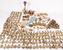 MISCELLANEOUS COLLECTION OF ANTIQUE AND LATER BRASS ITEMS