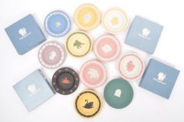 COLLECTION OF 20TH CENTURY WEDGWOOD DISHES.