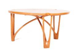 A MID TO LATE 20TH CENTURY ROUND BEECH WOOD COFFEE TABLE