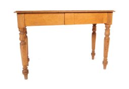 19TH CENTURY VICTORIAN ENGLISH OAK WRITING TABLE DESK