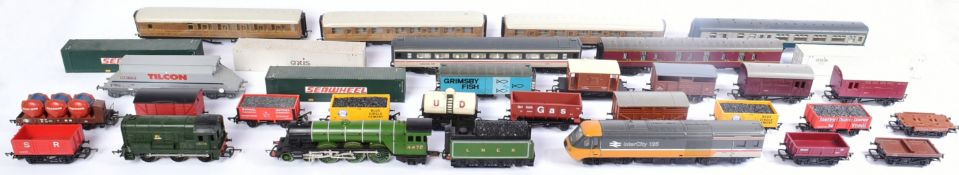AN ASSORTMENT OF OO GAUGE VINTAGE WAGONS / COACHES / CONTAINERS / LOCOMOTIVE ENGINES