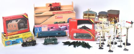 COLLECTION OF OO GAUGE MODEL RAILWAY TRAINSET LOCOS & ACCESSORIES