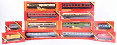 COLLECTION OF VINTAGE HORNBY OO GAUGE MODEL RAILWAY COACHES/WAGONS