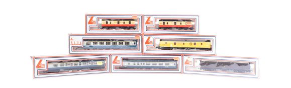 COLLECTION OF LIMA OO GAUGE MODEL RAILWAY ROLLING STOCK COACHES