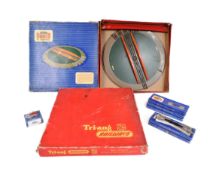 COLLECTION OF ASSORTED HORNBY DUBLO AND TRIANG OO GAUGE MODEL RAILWAY TRAINSET TRACKSIDE ACCESSORIES